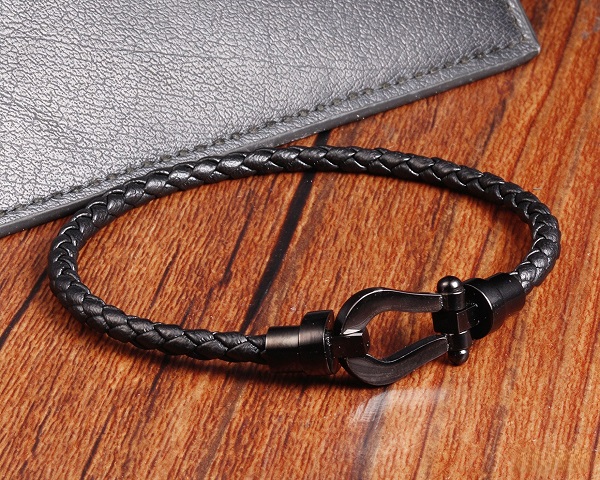 CLASP LEATHER BRACELET
